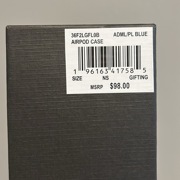 New! Michael Kors AirPods Case - Picture 3 of 11